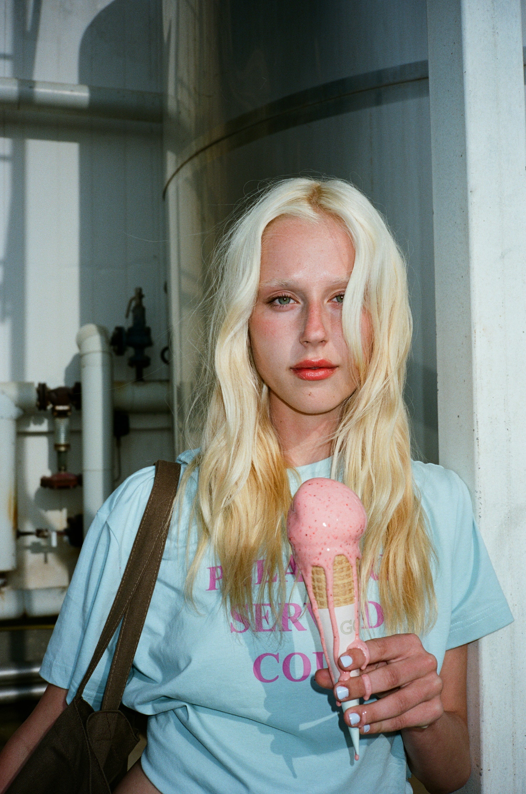 PLEASURE SERVED COLD T-SHIRT GOLDA